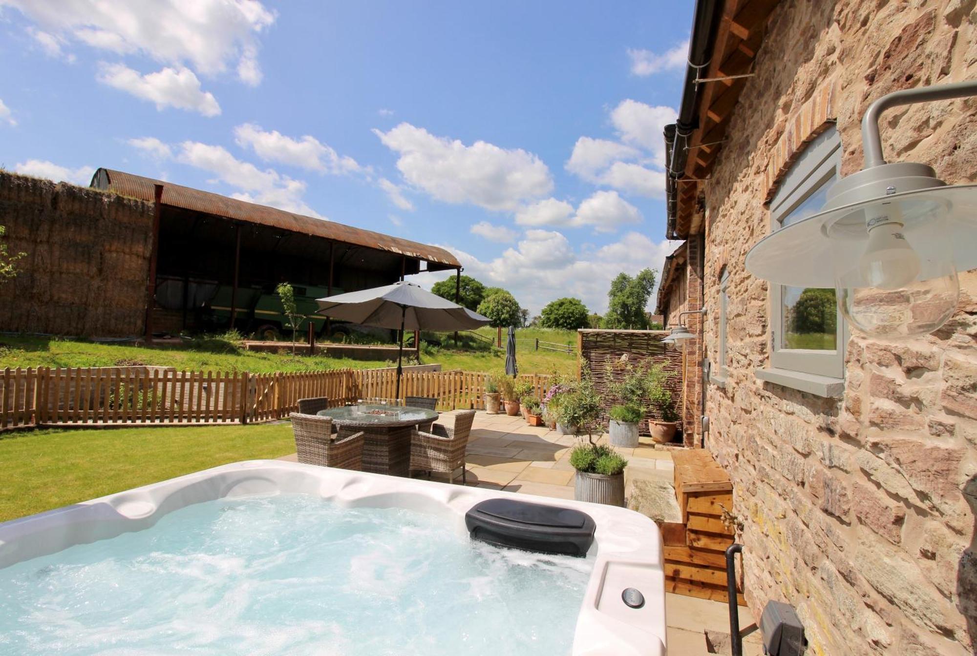 The Cart House - Beautiful Contemporary Barn - Hot Tub Apartment Bridgnorth Exterior photo